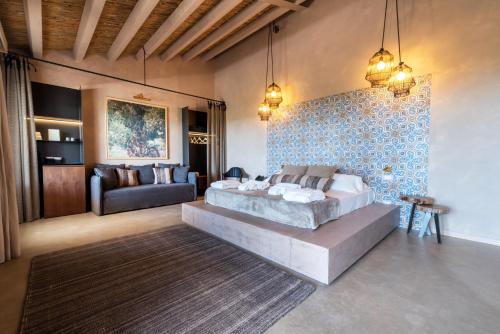 拉古萨Relais Chiaramonte的一间卧室设有一张大床和蓝色的墙壁