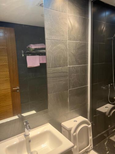 卡萨布兰卡luxury apartments的一间带水槽、卫生间和镜子的浴室