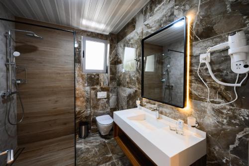 苏托莫雷G Star Hotel的一间带水槽和淋浴的浴室