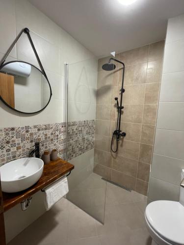 切佩拉雷Апартамент Стил的带淋浴、盥洗盆和镜子的浴室
