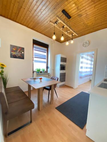 波恩Schulz Apartments Zentrum的一间厨房和带木制天花板的用餐室