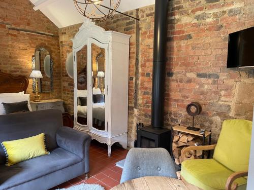 阿宾汉姆Topiary Barn - Stylish Accommodation in Rutland的带沙发和壁炉的客厅