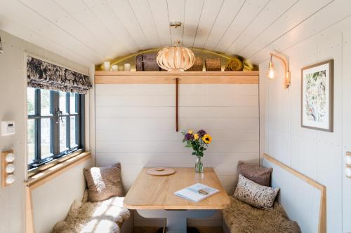 朗塞斯顿Boutique Cornish Shepherd's Hut with Hot Tub的小型用餐室配有桌椅