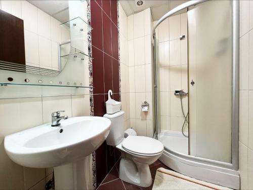 奥赫里德Majap hostel的一间带水槽、卫生间和淋浴的浴室