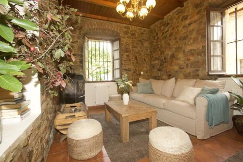 CarrenoCasa Rural Casa Selmo的客厅配有沙发和桌子