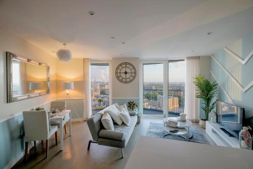 巴尔金Amazing London City Skyline View & Transport Links的客厅配有沙发和墙上的时钟