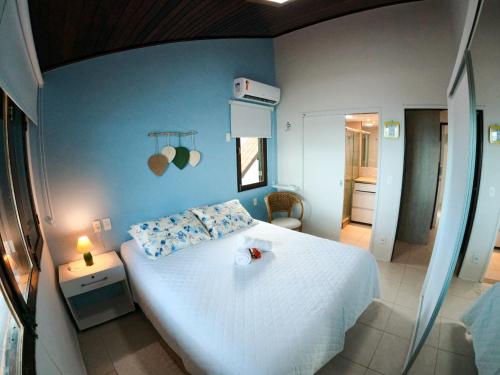 嘎林海斯港Paraíso Praia de Maracaípe的卧室配有白色的床和蓝色的墙壁