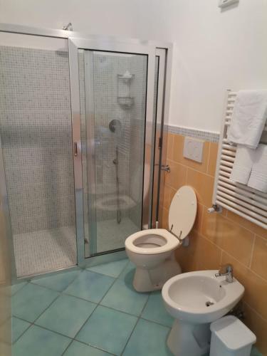 伊斯基亚Residenz e Ristorante da Mimì的带淋浴、卫生间和盥洗盆的浴室