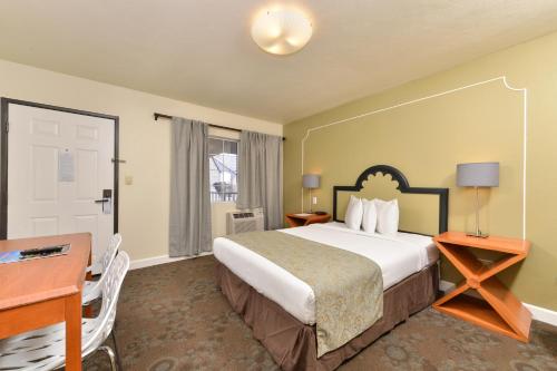 兰乔帕洛斯维第斯美国最佳价值旅馆客房内的一张或多张床位