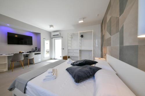 伊斯基亚Fortino Uno的卧室配有一张带两个枕头的大白色床