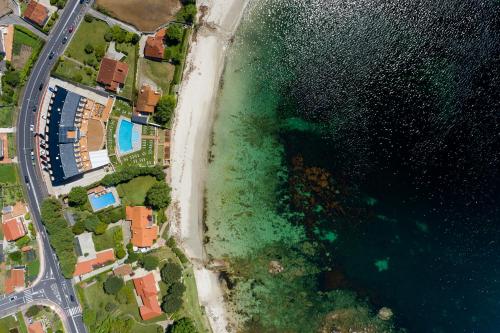 桑亨霍那宁海滩Spa酒店的享有海滩和海洋的空中景致