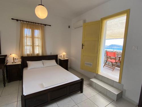 斯希努萨岛Archipelagos Boutique Hotel的一间卧室设有一张床和一个美景窗户。