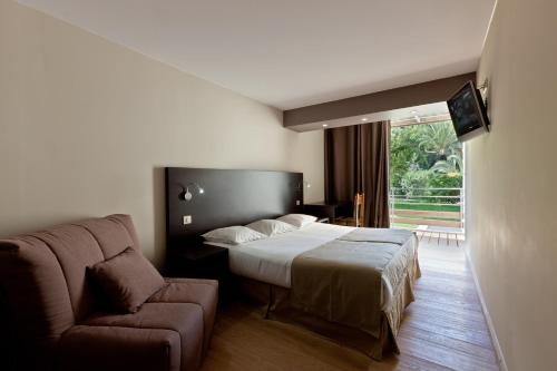 波尔蒂乔玛丽娜维瓦俱乐部酒店的酒店客房,配有床和沙发