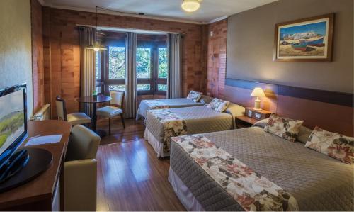 卡内拉塞拉内华达酒店的酒店客房配有两张床和一张书桌
