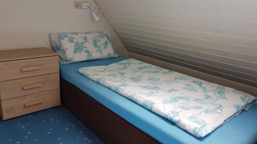 卡塞尔Ferienwohnung in Gartenlandschaft的小型客房内的小床,配有梳妆台