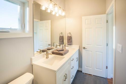 高尔顿Modern Golden Cottage with Incredible Mountain View!的白色的浴室设有水槽和镜子