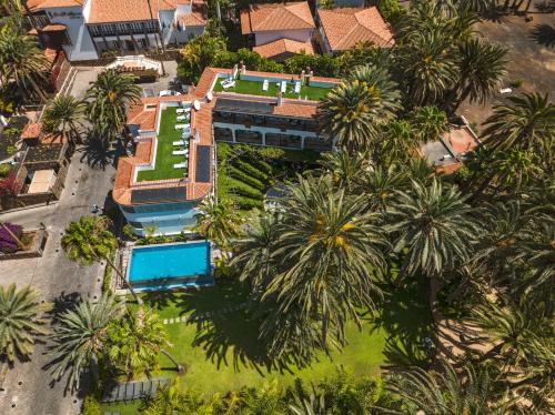 马斯帕洛马斯Eden Meloneras by TAM Resorts的棕榈树庄园的空中景观