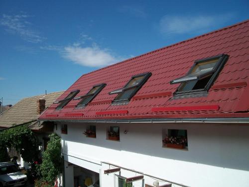 瑟切莱Casa Sara的建筑物顶部的红色屋顶