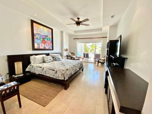 蓬塔卡纳Perfect Beach Condo Cap Cana Marina, Punta Cana的一间卧室配有一张床和一台平面电视