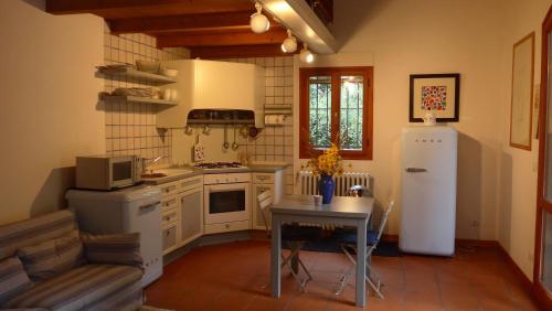 Villa Resta & Dependance的厨房或小厨房