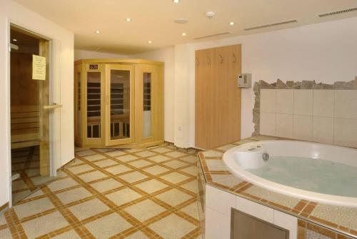 巴德加斯坦The View - Design Panorama Lodge DAS SCHILLER的带浴缸的浴室和瓷砖地板。