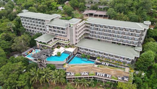 科隆Zuri Resort的享有带游泳池的度假村的空中景致