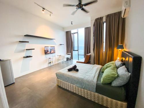 八打灵再也Crown33 Suite (City View)@Petaling Jaya的一间卧室设有一张床和一间客厅。