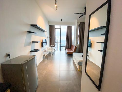 八打灵再也Crown33 Suite (City View)@Petaling Jaya的走廊上设有镜子的酒店客房