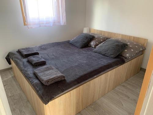 KosewoDomki Letniskowe Kosewo的卧室内的一张带木框的大床