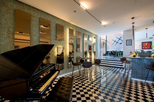 贝鲁特Riviera Hotel and Beach Lounge, Beirut的 ⁇ 板上带钢琴的大堂