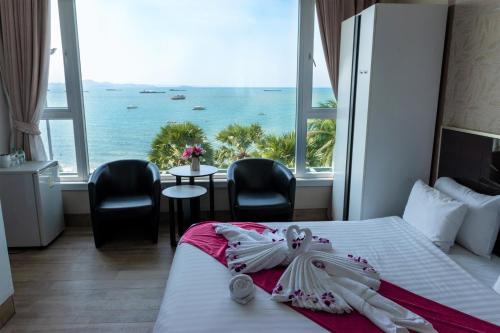 芭堤雅市中心芭堤雅海滨度假酒店的酒店客房,设有一张床铺,享有海景