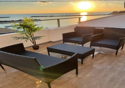 志摩市Small Resort Shima - Vacation STAY 96429v的一个带桌椅的屋顶海景庭院