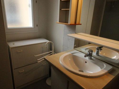 Appartement Bagnères-de-Luchon, 4 pièces, 6 personnes - FR-1-313-140的一间浴室