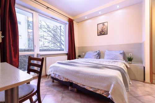 维尔纽斯马拉酒店的一间卧室设有一张床和一个窗口