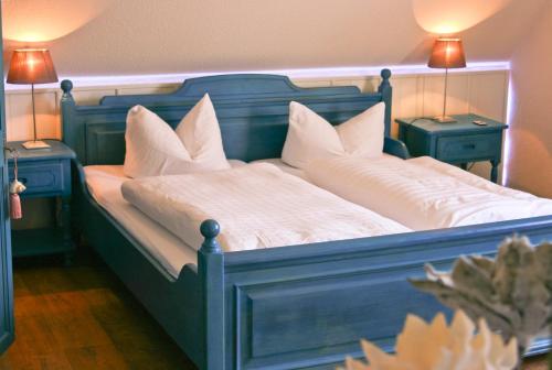 特希尔克拉贝冯格雷齐尔酒店的一张带白色枕头的蓝色床和2个床头柜