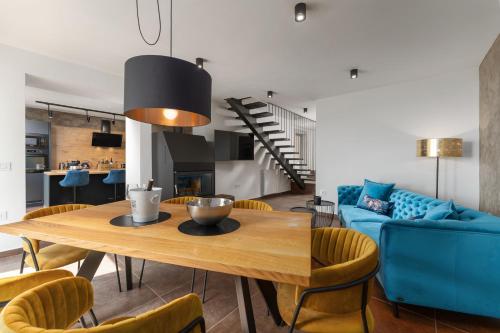 拉宾CASA GIUSEPPE Luxury house with an amazing view的客厅配有桌子和蓝色沙发
