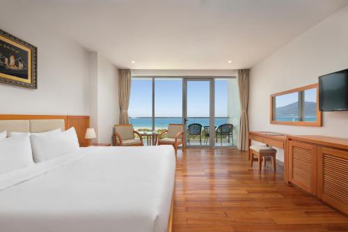岘港岘港公河大酒店的酒店客房设有一张床,享有海景。