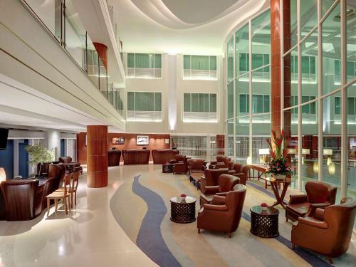 库塔库塔海滩遗产酒店 - 由雅高酒店集团管理的一个带椅子的大型大堂和一个等候室
