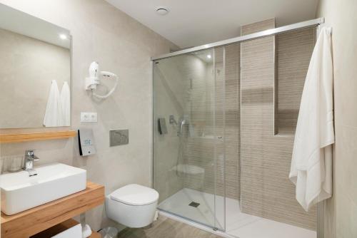 内尔哈Nerja VG Hostal Boutique的带淋浴、卫生间和盥洗盆的浴室