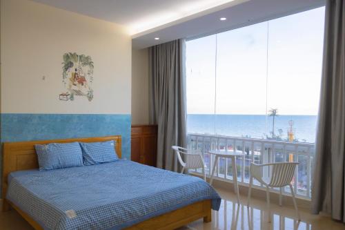 头顿Vung tau seaview apartment 2 - Nhavungtauorg - Son Thinh2 apartment - Oasky lounge的一间卧室设有一张床和一个海景阳台