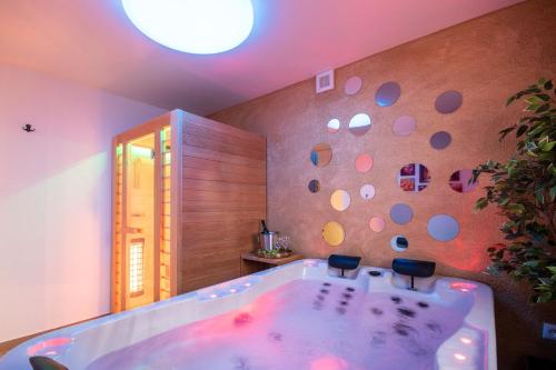 波雷奇Wellness Studio D'Or - Exclusive NEW apartment With whirlpool, sauna, sunny terrace, private parking的浴室内设有带2把凳子的浴缸