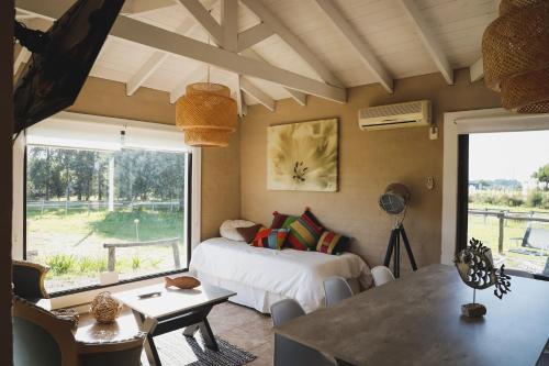 科洛尼亚-德尔萨克拉门托Finca Soñada的一间卧室设有一张床和一个大窗户