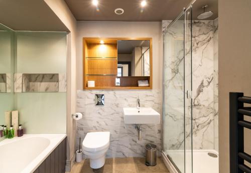 哈罗盖特劳伦斯奢华公寓式酒店 - 哈罗盖特的一间带水槽、卫生间和淋浴的浴室