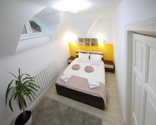 布加勒斯特Comfort & Style - KISELEFF - ARCUL DE TRIUMF -的一间小卧室,配有床和植物
