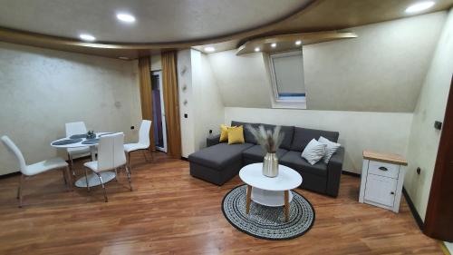 巴伊纳巴什塔PANORAMA的客厅配有沙发和桌子