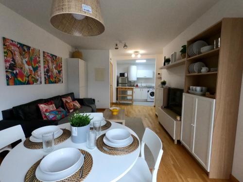 比韦罗Apartamento con balcón y vistas al mar的厨房以及带白色桌椅的起居室。