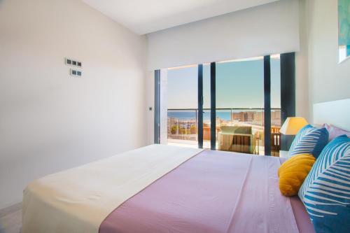 Waves apartment - relax in Costa Blanca客房内的一张或多张床位