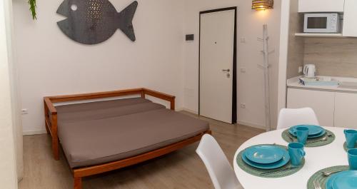 利多迪耶索罗Casalina的小房间,配有床和一张桌子,上面有盘子