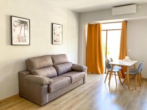 多列毛利诺斯拉诺加乐拉公寓的客厅配有沙发和桌子