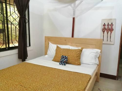莫希摩尔森阿卓普酒店的一张带白色床单和枕头的床